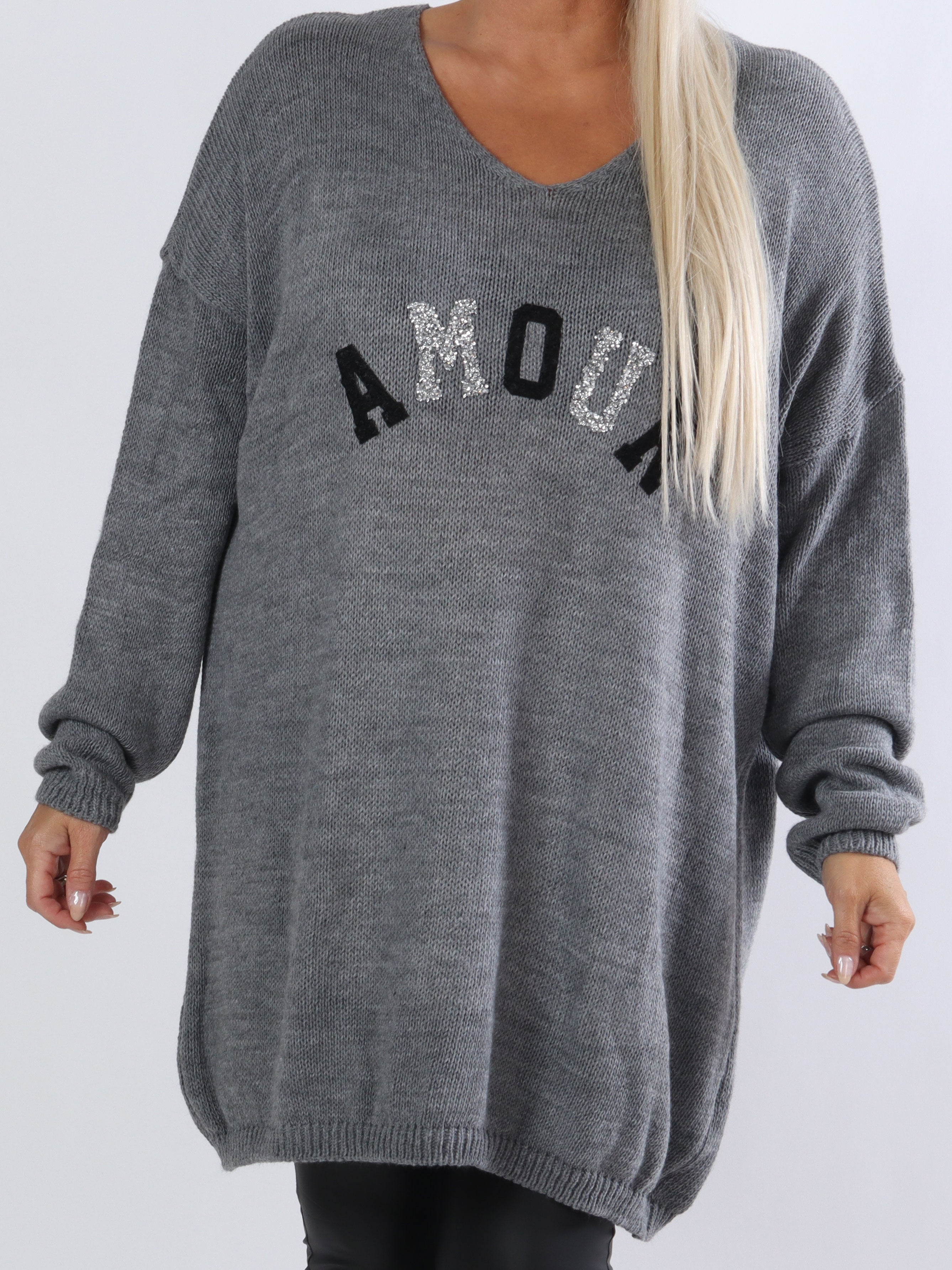 Ninna - Plus size strik med tekst stående foran